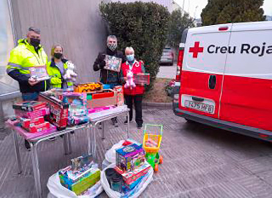 Trabajadores de Coordinadora del puerto de Barcelona entregan una furgoneta de juguetes a Cruz Roja de L’Hospitalet de Llobregat