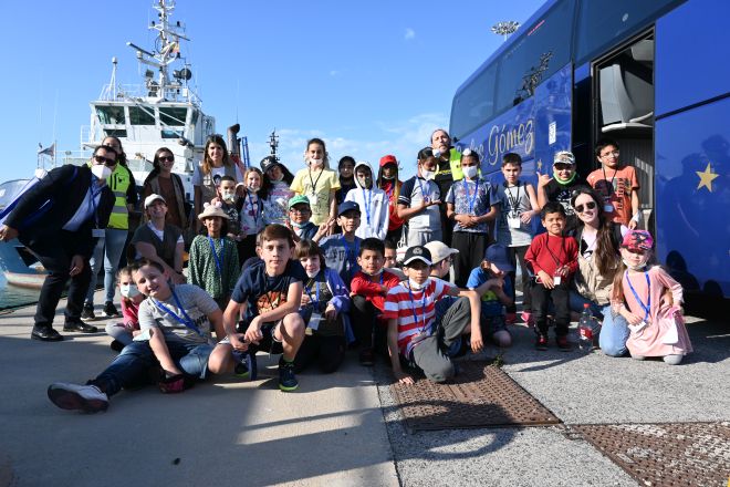 Coordinadora Solidaria lleva a una treintena de menores de la ONG Save The Children al puerto de Valencia