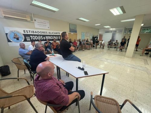Antolín Goya se reúne en asamblea con los estibadores de Alicante