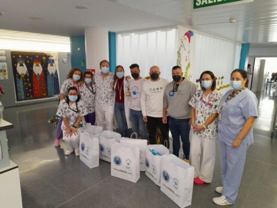 Regalos de los estibadores del Puerto de Almería a los pequeños del Hospital de Torrecárdenas