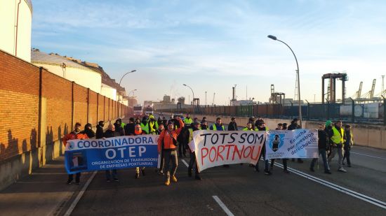 Los trabajador@s de Port Nou Bergé intensifican la huelga con marchas por el interior del puerto de Barcelona