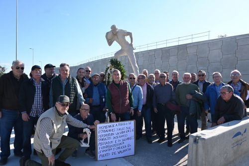 Emotivo encuentro de los estibadores jubilados y en activo del puerto de Valencia