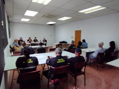 Coordinadora de Autoridades Portuarias (CAP) expone el proyecto del sindicato ante los trabajadores del puerto de Mahón