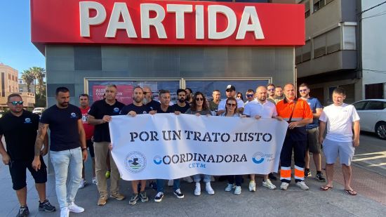 Concentración en la sede de Partida Logistics, en Algeciras, para reclamar un trato justo para sus trabajadores