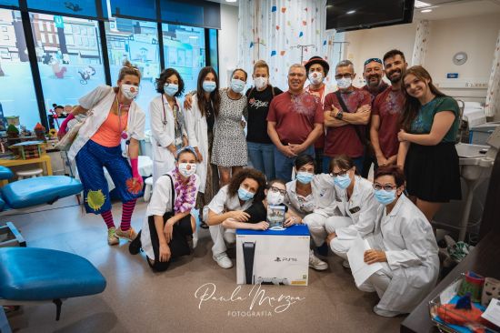 Coordinadora Solidaria entrega una Playstation 5 al área de oncología pediátrica del Hospital Álvaro Cunqueiro, en Vigo