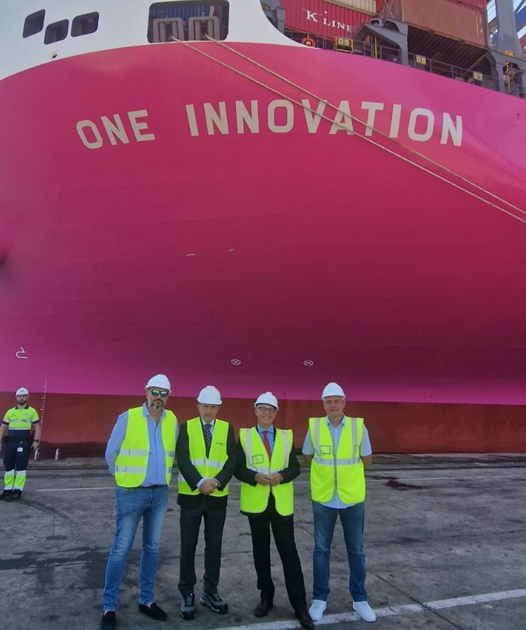 Coordinadora asiste a la primera escala del megabuque One Innovation en el puerto de Algeciras