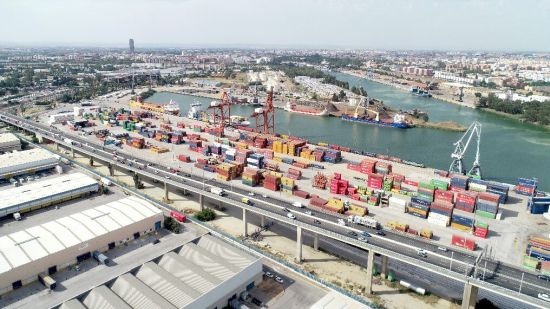 El nuevo convenio colectivo de la estiba en Sevilla impulsa la estabilidad de colectivo y el sector en el puerto