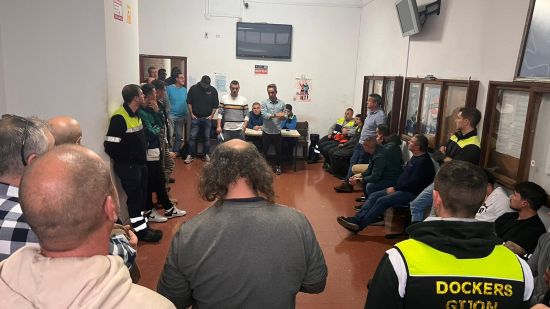 Asamblea de estiba en el puerto de Gijón con la presencia de los responsables de Acción Sindical