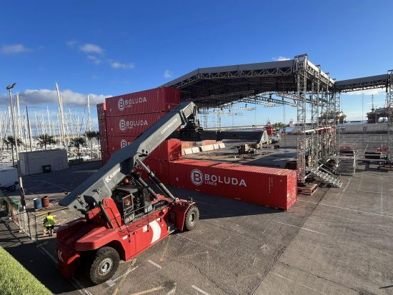 Los estibadores de Tenerife contribuyen a la Navidad montando los contenedores del Concierto de Navidad del año 2023