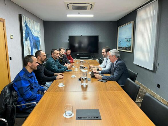 Coordinadora y Autoridad Portuaria del Puerto de Huelva se reúnen para abordar la situación laboral de los estibadores