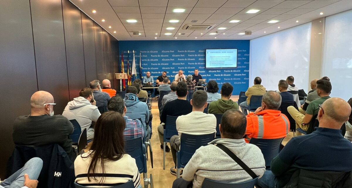Unos 50 estibadores del puerto de Alicante acuden a la jornada sindical ‘Construyendo futuro, honrando el pasado’