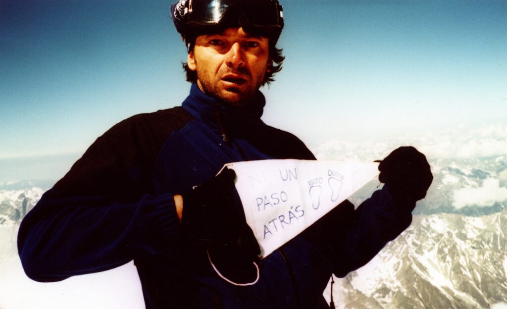 ‘Ni un paso atrás’ en la cima del Elbrus