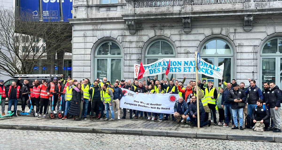 Más de 100 estibadores europeos se manifiestan en Bruselas contra la destrucción del trabajo en los puertos