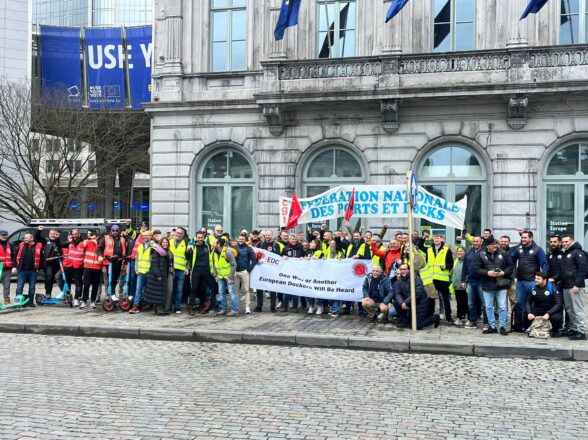 Más de 100 estibadores europeos se manifiestan en Bruselas contra la destrucción del trabajo en los puertos