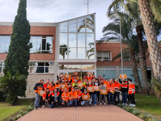 Estibadores y personal de empresas estibadoras del Puerto de Alicante se concentran frente a la AP en protesta por el uso de los muelles de carga general para el atraque de cruceros