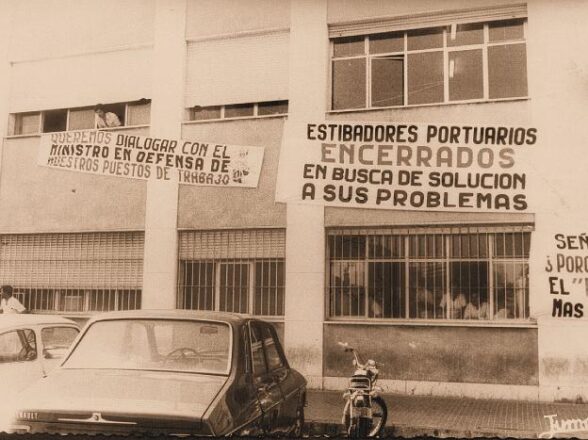 Encierro de los estibadores de Cádiz en los locales de la OTP