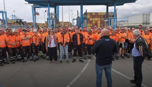Los estibadores del Puerto de Las Palmas renuncian a su cesta navideña para donar 60.000 euros a los afectados por la DANA
