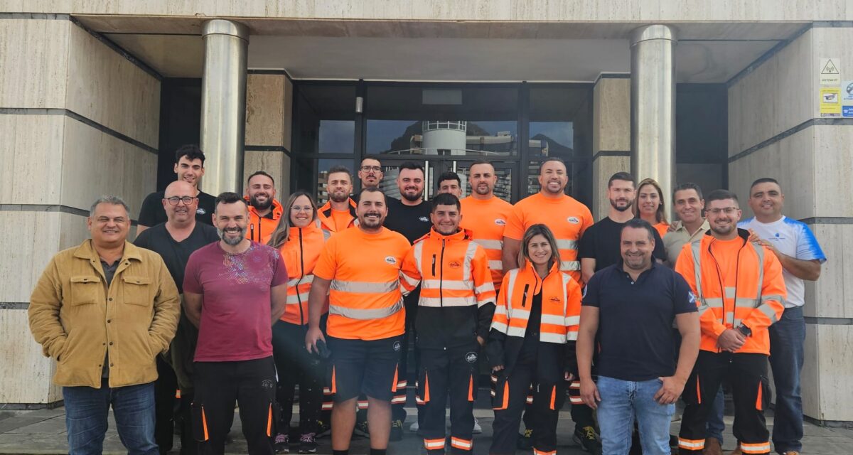 Jornada de trabajo de los nuevos estibadores del puerto de Santa Cruz con el coordinador general, Antolín Goya