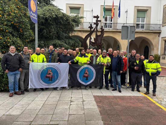 Concentración de los compañeros de estiba del puerto de Sevilla en defensa del modelo de la profesión