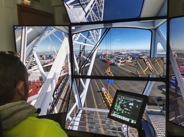 Estibadores de Tarragona incrementan su capacitación con el primer simulador de grúas Liebherr Lisim en España