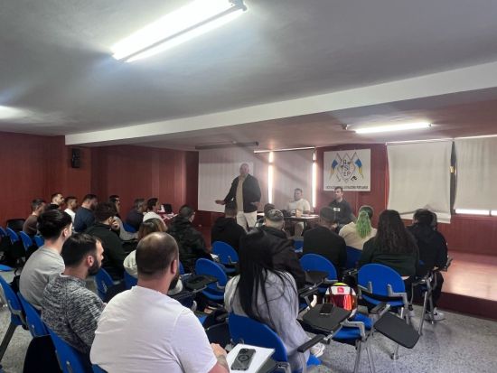 Empieza la formación 90 nuevos estibadores que apuntalan la plantilla del puerto de Las Palmas
