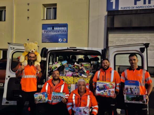 Los estibadores de Puerto del Rosario donan un furgón de juguetes al Hospital General de Fuerteventura