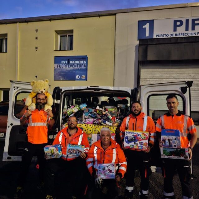 Los estibadores de Puerto del Rosario donan un furgón de juguetes al Hospital General de Fuerteventura