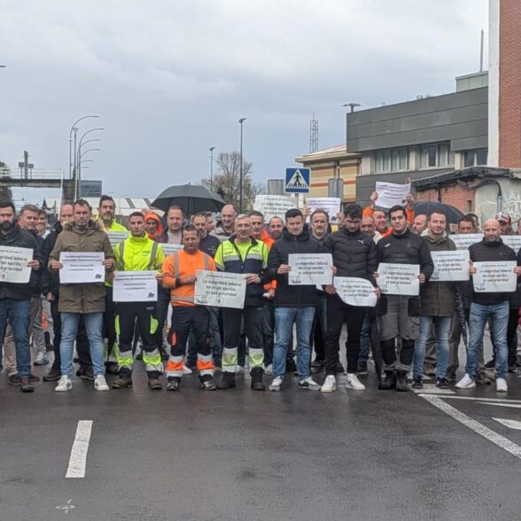 Más de un centenar de trabajadores se concentran en el puerto de Bilbao en favor de “una seguridad laboral real”