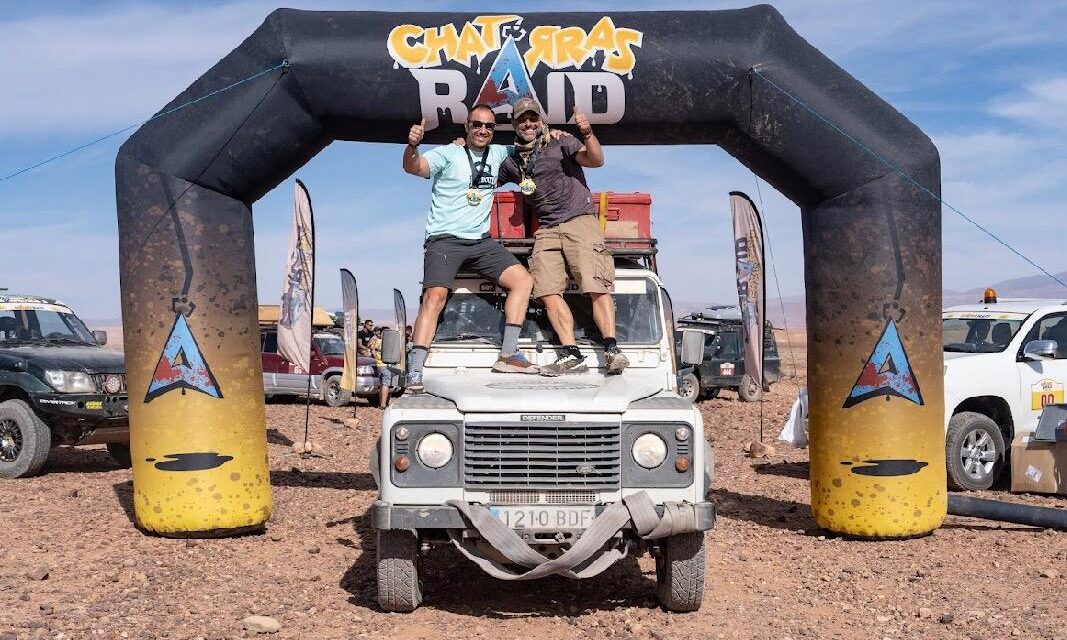 Dos compañeros de Coordinadora reparten material escolar y medicinas en el Atlas marroquí