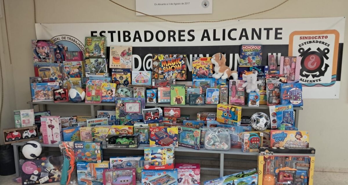Donación de juguetes a Cruz Roja para los niños de Alicante