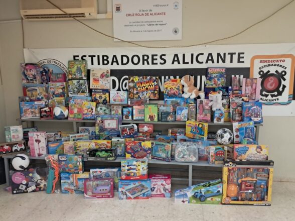 Donación de juguetes a Cruz Roja para los niños de Alicante