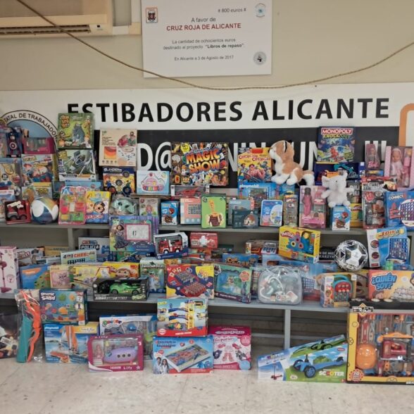 Donación de juguetes a Cruz Roja para los niños de Alicante