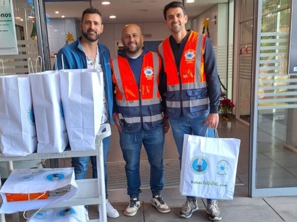 Los estibadores de Almería reparten juguetes a los niños hospitalizados