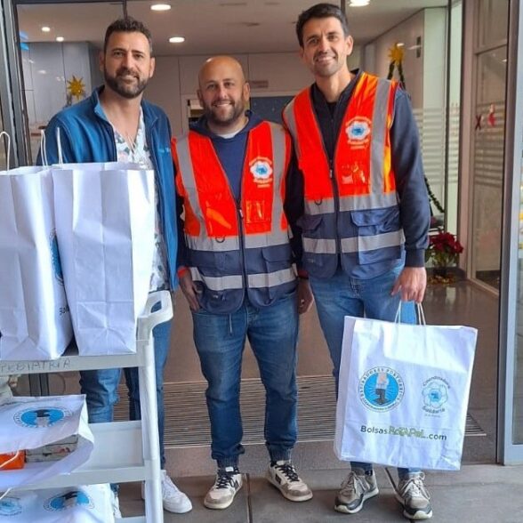 Los estibadores de Almería reparten juguetes a los niños hospitalizados