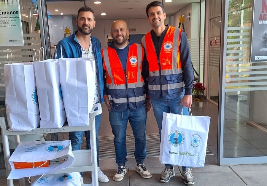 Los estibadores de Almería reparten juguetes a los niños hospitalizados