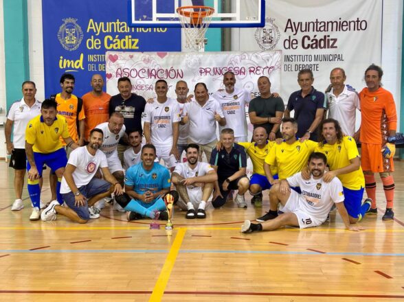 La Maratón Solidaria de Fútbol Sala del puerto de Cádiz reúne a nueve colectivos en favor de la investigación del síndrome de Rett