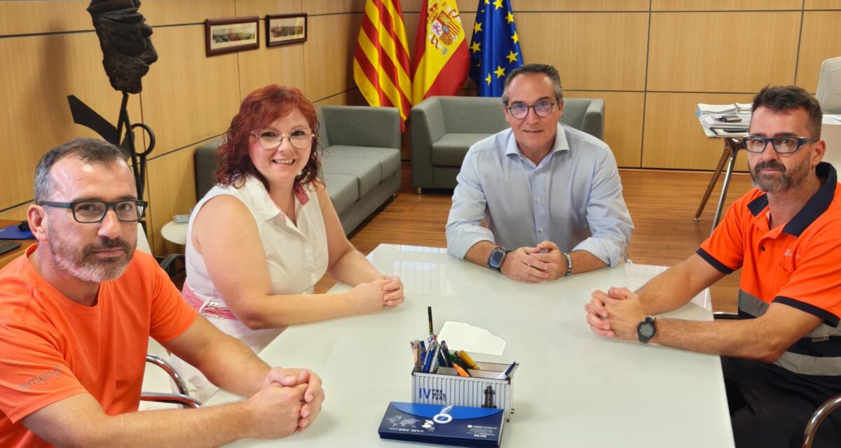 Los representantes de los trabajadores de Empresas Estibadoras del Puerto de Castellón informan que ayer se han reunido con el presidente de la Autoridad Portuaria, Rubén Ibáñez.