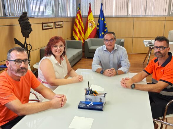 Los representantes de los trabajadores de Empresas Estibadoras del Puerto de Castellón informan que ayer se han reunido con el presidente de la Autoridad Portuaria, Rubén Ibáñez.