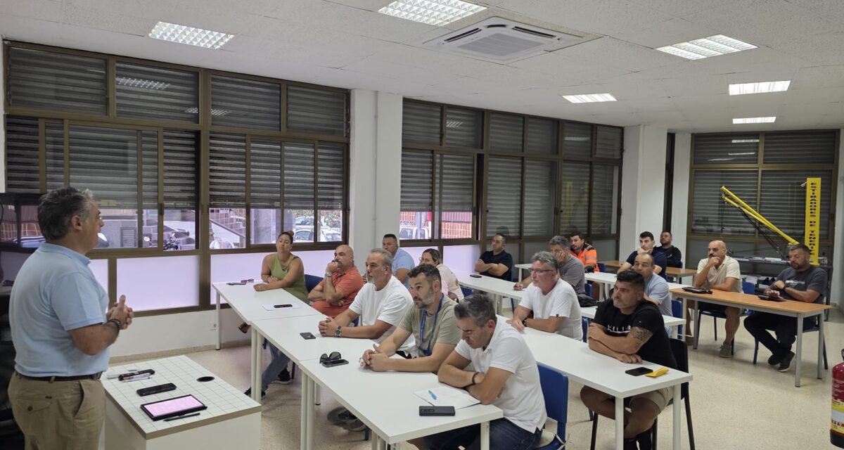 Más de 15 estibadores del puerto de Santa Cruz de Tenerife se forman para obtener las especialidades de Capataz y Clasificador de mercancías.