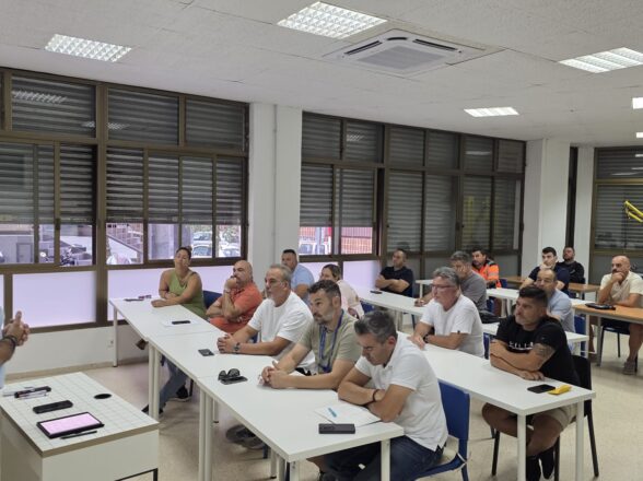Más de 15 estibadores del puerto de Santa Cruz de Tenerife se forman para obtener las especialidades de Capataz y Clasificador de mercancías.