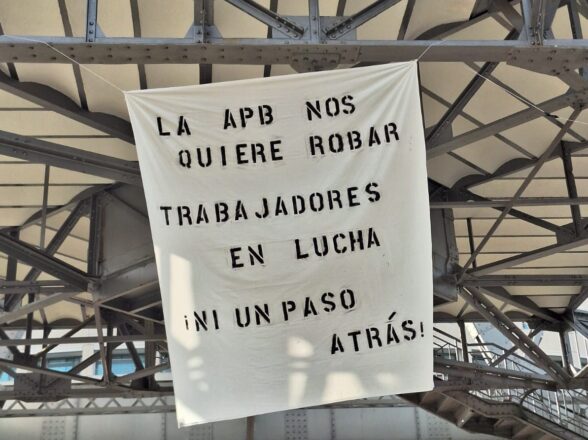 El Comité de Empresa de la Autoridad Portuaria de Barcelona ha iniciado una primera movilización frente al Consejo de Administración denunciando el anuncio de recortes salariales.