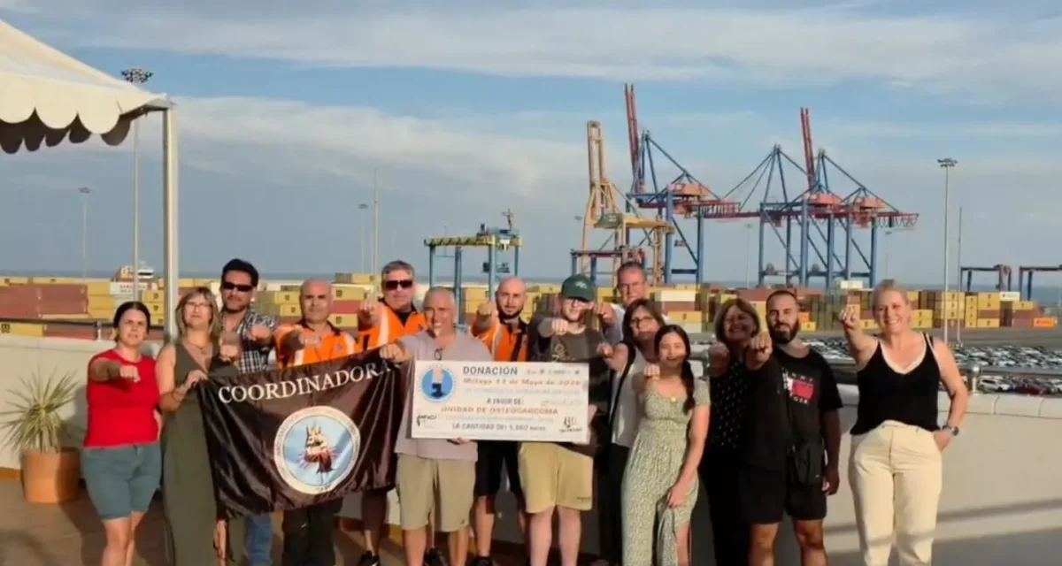 Los estibadores del Puerto de Málaga realizan una aportación solidaria de 5.000 euros para apoyar la investigación del osteosarcoma