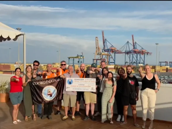 Los estibadores del Puerto de Málaga realizan una aportación solidaria de 5.000 euros para apoyar la investigación del osteosarcoma