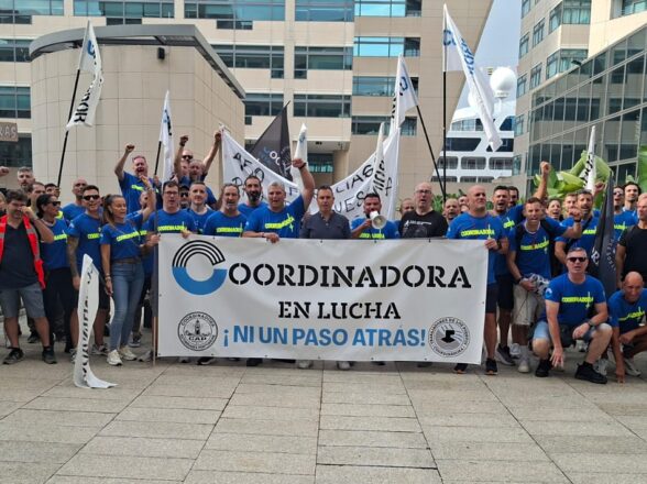 Finaliza la manifestación de los trabajadores de la Autoridad Portuaria de Barcelona para exigir una solución a los recortes salariales en Barcelona