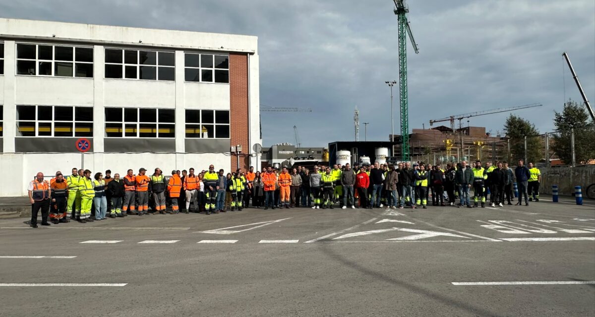 Coordinadora trabajadores de los puertos de Bilbao se concentra en memoria del trabajador fallecido en accidente laboral