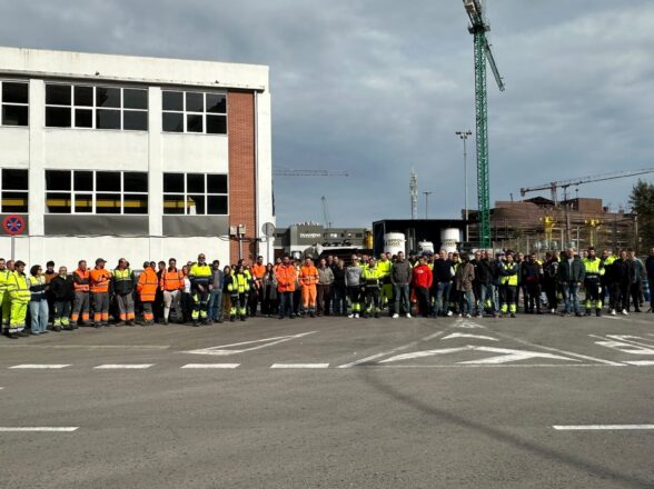 Coordinadora trabajadores de los puertos de Bilbao se concentra en memoria del trabajador fallecido en accidente laboral